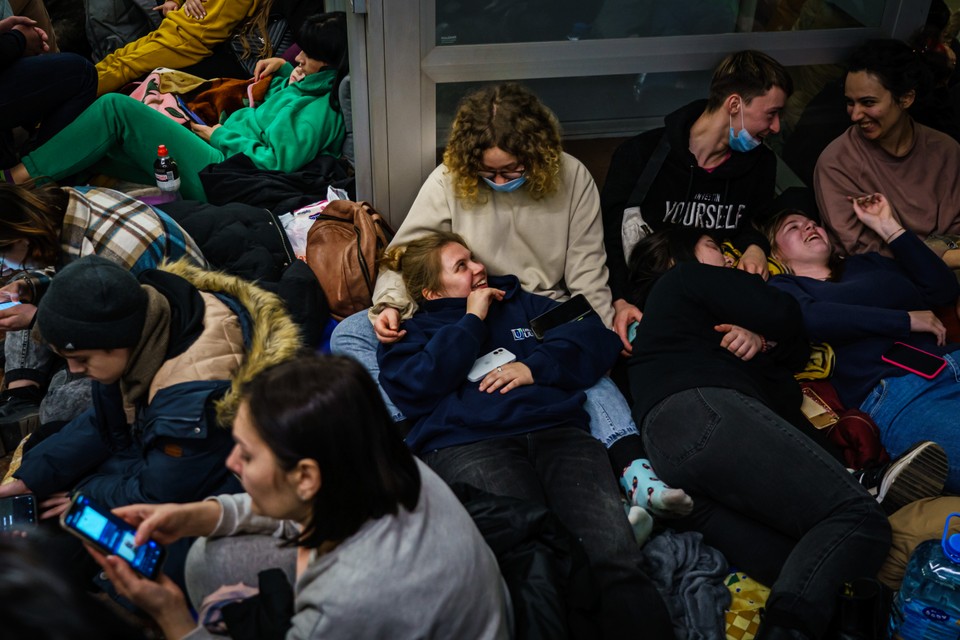 Charków, 24.02. Ludzie szukają schronienia w metrze