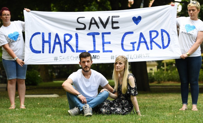 CHARLIE GARD UMIERA, RODZICE WALCZĄ O JEGO ŻYCIE