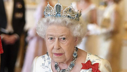 Erzsébet királynő teljesen összeomlott, miután a fia ellen szexuális visszaélés miatt indítottak pert