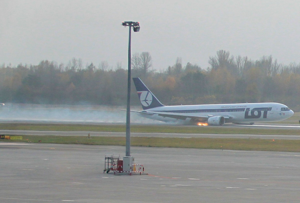 Awaryjne lądowanie boeinga na Okęciu