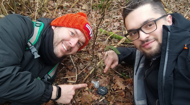 Zoltán (jobbra) és Bence alig egy óra kutatás után találták meg a 114 grammos követ