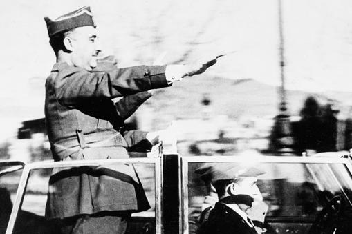 Generał Francisco Franco triumfalnie wjeżdża do Barcelony, marzec 1939 r.