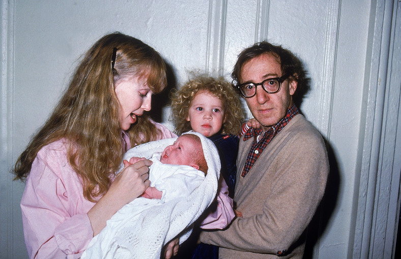 Mia Farrow i Woody Allen z dziećmi: synem Satchelem i adoptowaną córką Dylan (1988 r.)
