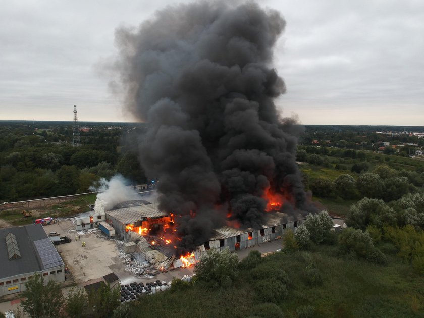 Pożar w Konstancinie-Jeziornej. Czarny dym spowił okolice