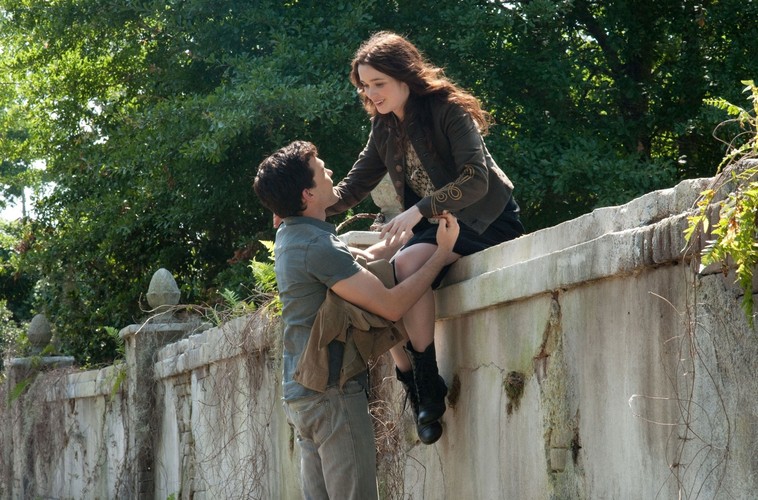 Alden Ehrenreich i Alice Englert w filmie 