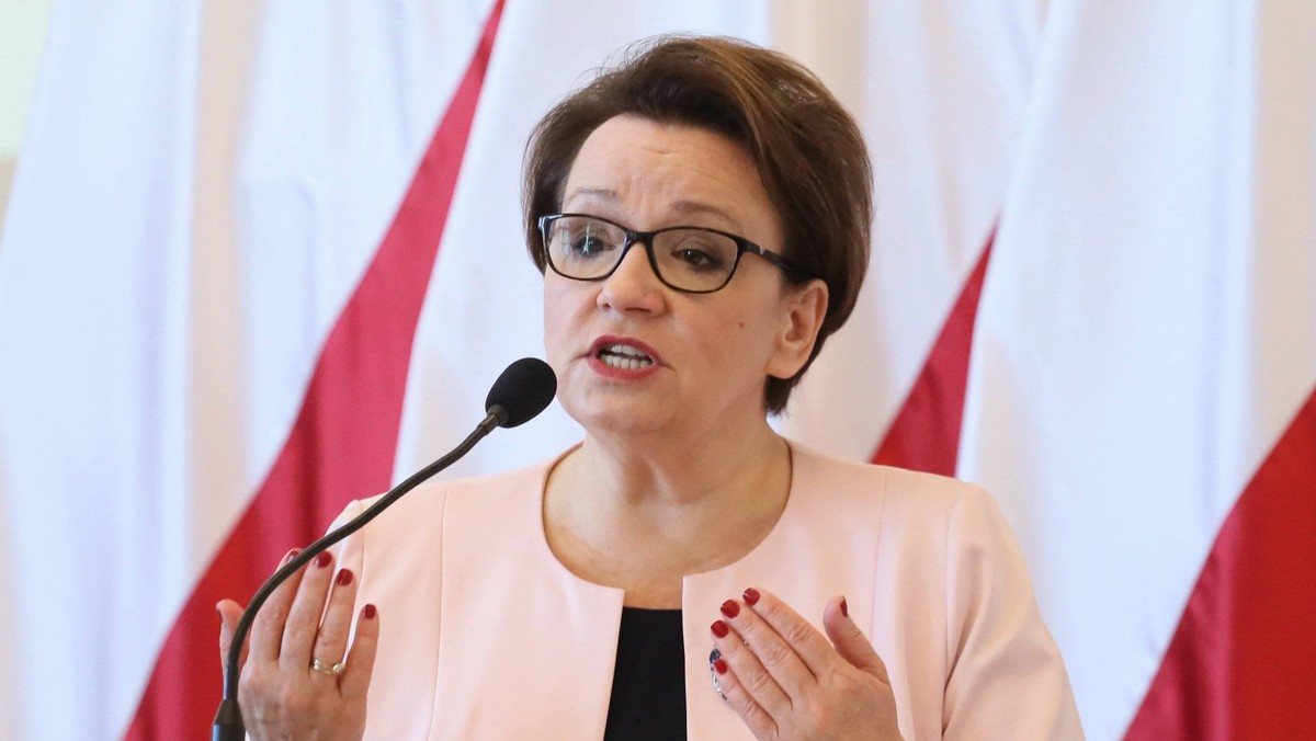 Minister edukacji narodowej Anna Zalewska złożyła pozew przeciwko liderowi PO Grzegorzowi Schetynie ws. jego wypowiedzi dotyczącej afery PCK. Szefowa MEN domaga się przeprosin i zadośćuczynienia - informuje dziś portal ﻿wPolityce.pl﻿.