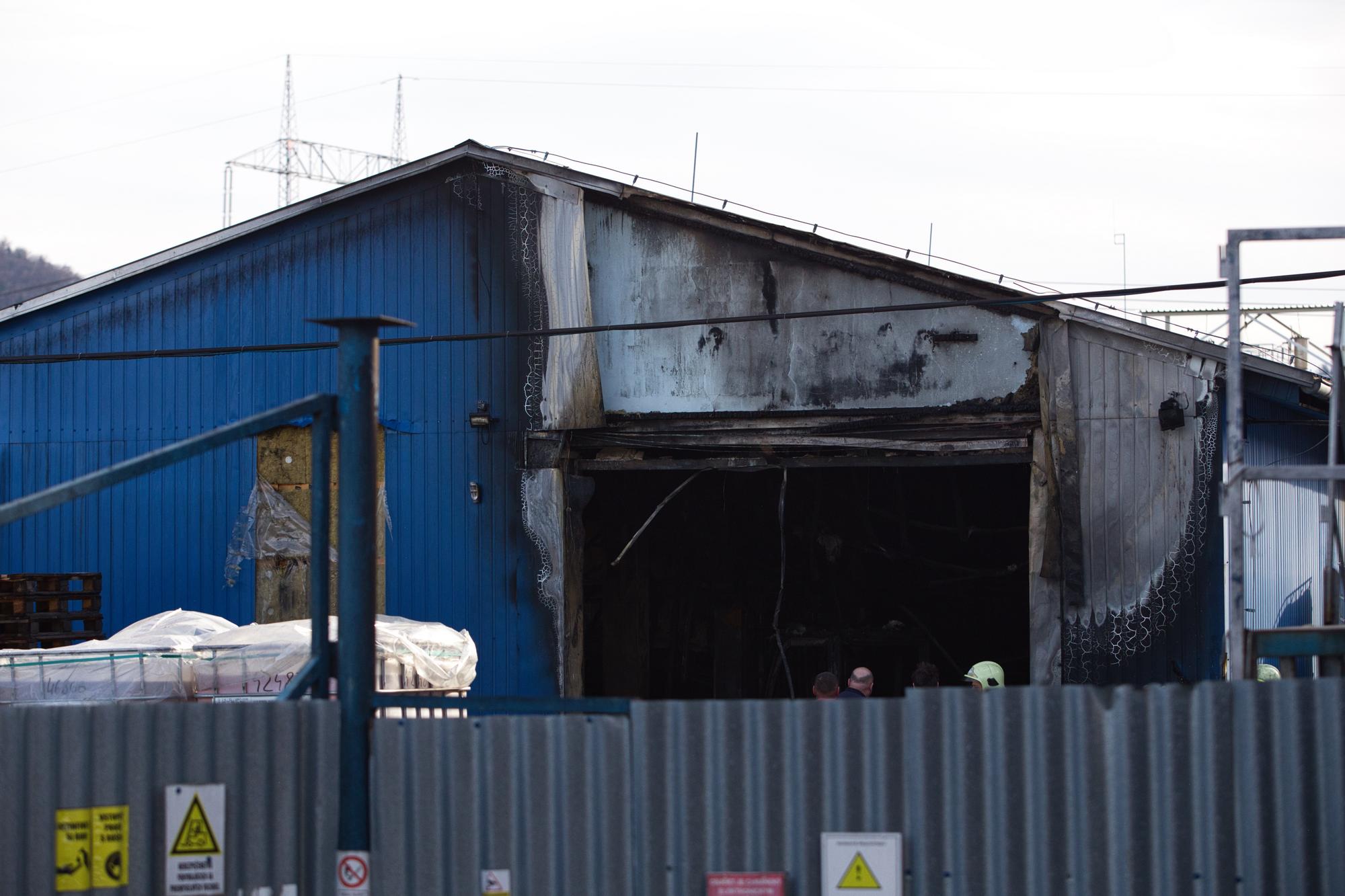 Zničená budova po požiari vo fabrike na výrobu chemických látok v Kysuckom Novom Meste.