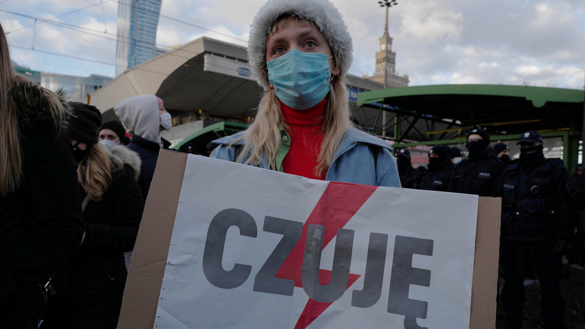 Demonstracja Ogólnopolskiego Strajku Kobiet na rondzie Dmowskiego w Warszawie