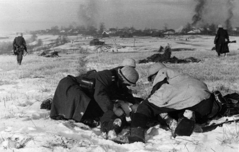 Niemieccy żołnierze opatrują rannego towarzysza pod Moskwą, listopad – grudzień 1941 r.