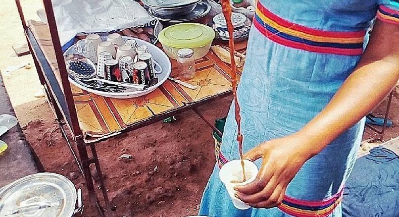 Une femme sert du café Touba dans sa gargotte à Aéré Lao - Saint-Louis (illustration)