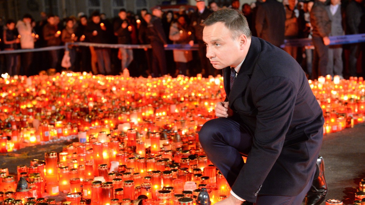 Prezydent Andrzej Duda, który dzisiaj przybył do Bukaresztu, złożył kwiaty przed klubem nocnym, w którym w piątek 30 października w pożarze zginęło 31 osób. Oficjalną wizytę prezydent rozpocznie we wtorek.