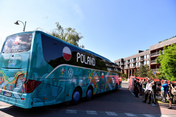 Przyjazd piłkarskiej reprezentacji Polski do hotel Marriott Resort &amp; Spa w Sopocie, który jest bazą naszej kadry podczas mistrzostw Europy