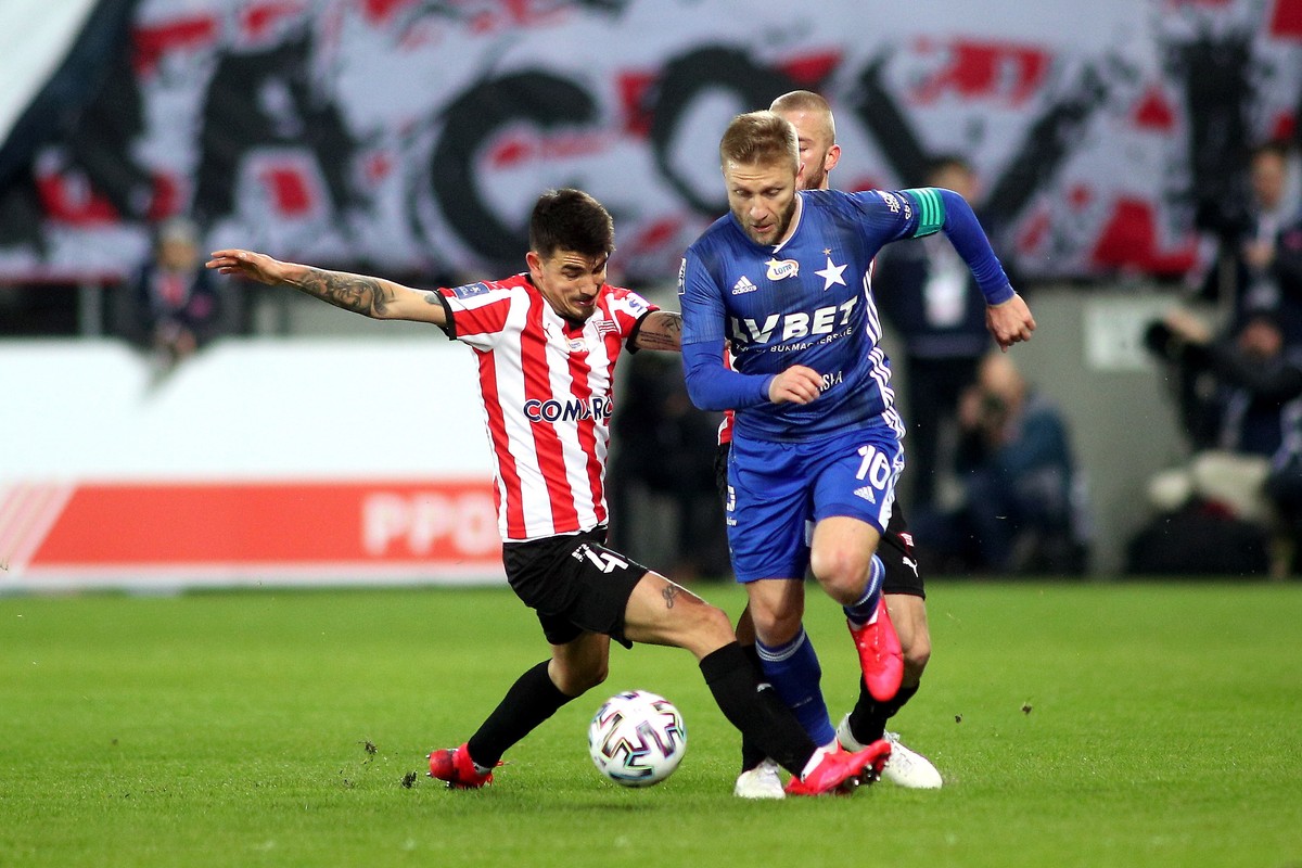 Zawodnik Cracovii Sergiu Hanca (L) i Jakub Błaszczykowski (P) z Wisły Kraków podczas meczu 25. kolejki piłkarskiej Ekstraklasy