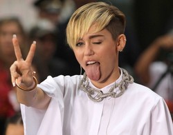 Nelly: Spójrzcie na Madonnę i odczepcie się od Miley Cyrus!