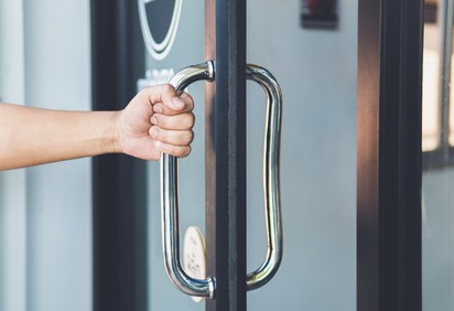 Koronavírus: ennyi az esélye, hogy a kilincsről, nyomógombról fertőződik meg