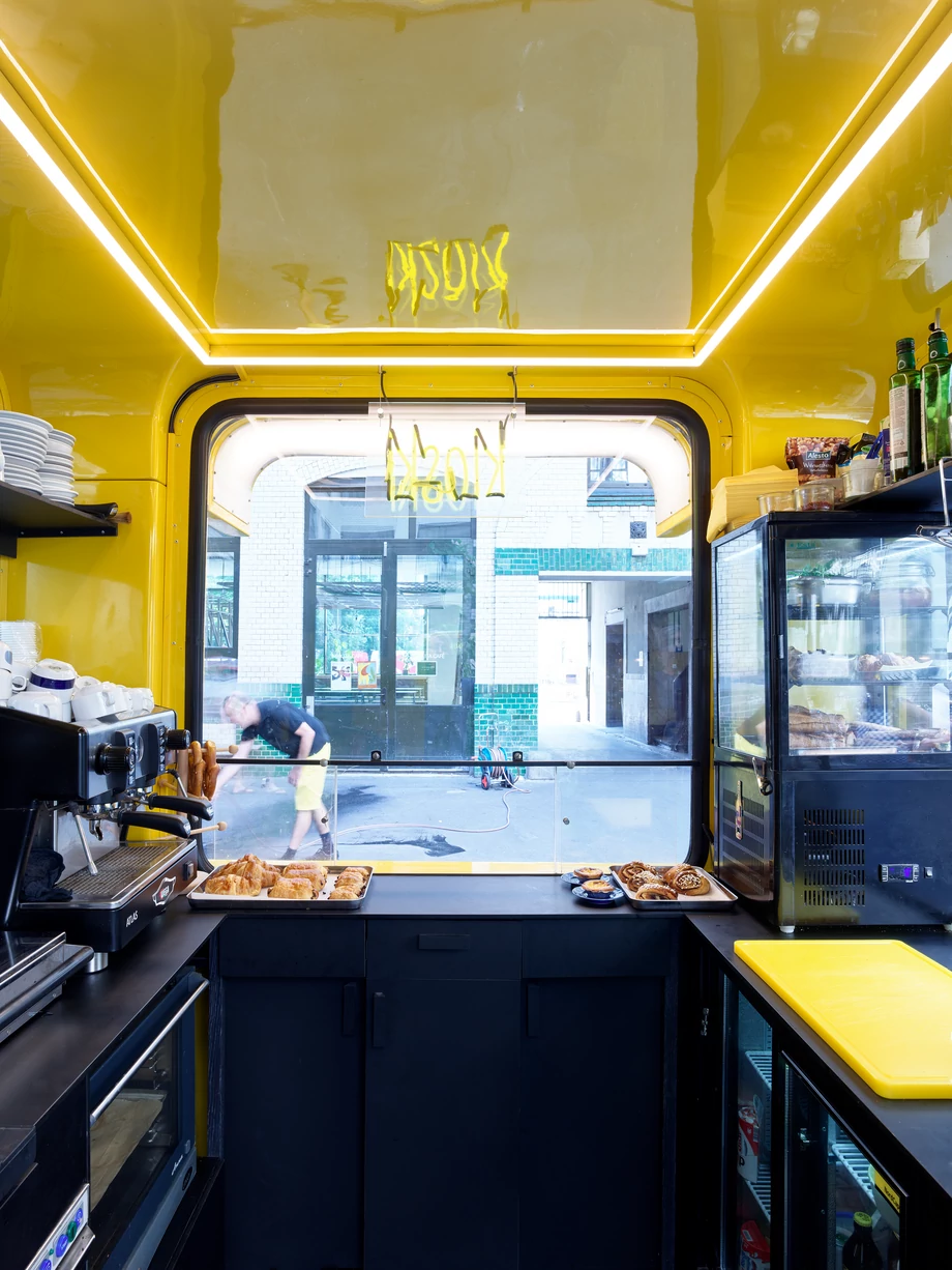 Najmniejsza restauracja w stolicy Niemiec działa pod szyldem Kioski. Mieści się w żółtej budce odnowionej w ścisłej współpracy z jej projektantem, Sašą Mächtigiem. 