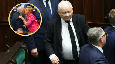 Jarosław Kaczyński opuścił salę obrad. Z jedną posłanką żegnał się w wyjątkowy sposób