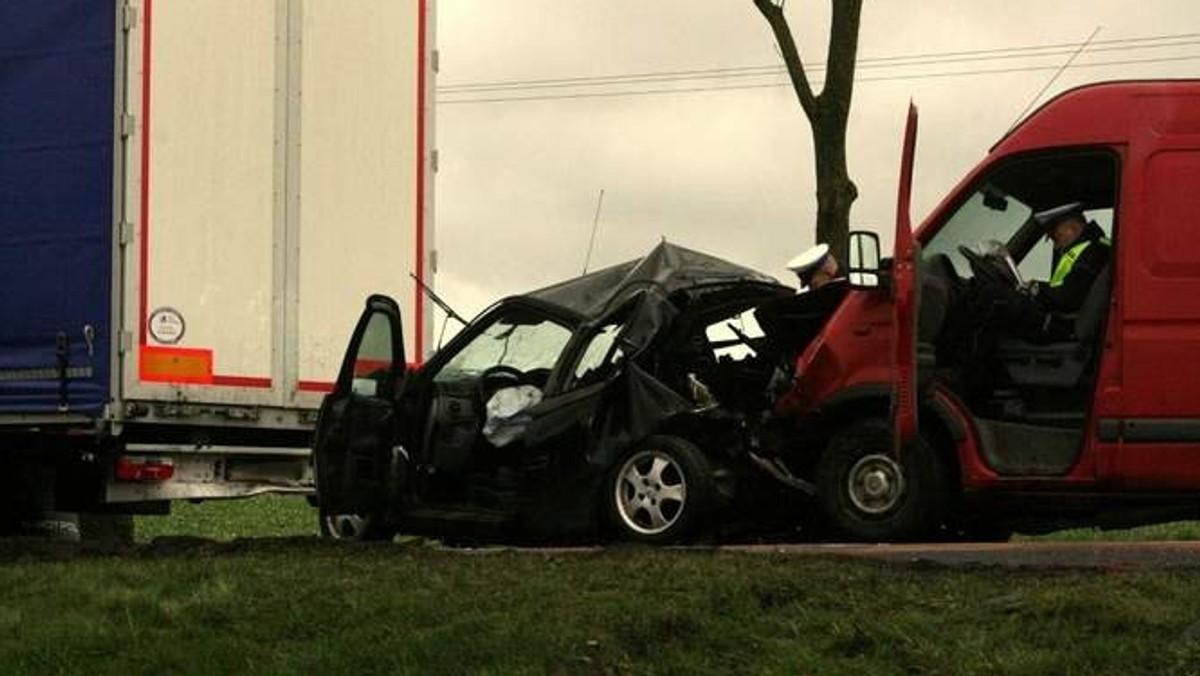 Wypadek na drodze krajowej nr 11 pod Manowem. Na miejscu  zginęła jedna osoba, druga została przewieziona do szpitala w ciężkim stanie. Tam niestety zmarła. Droga jest zablokowana - informuje "Głos Koszaliński".