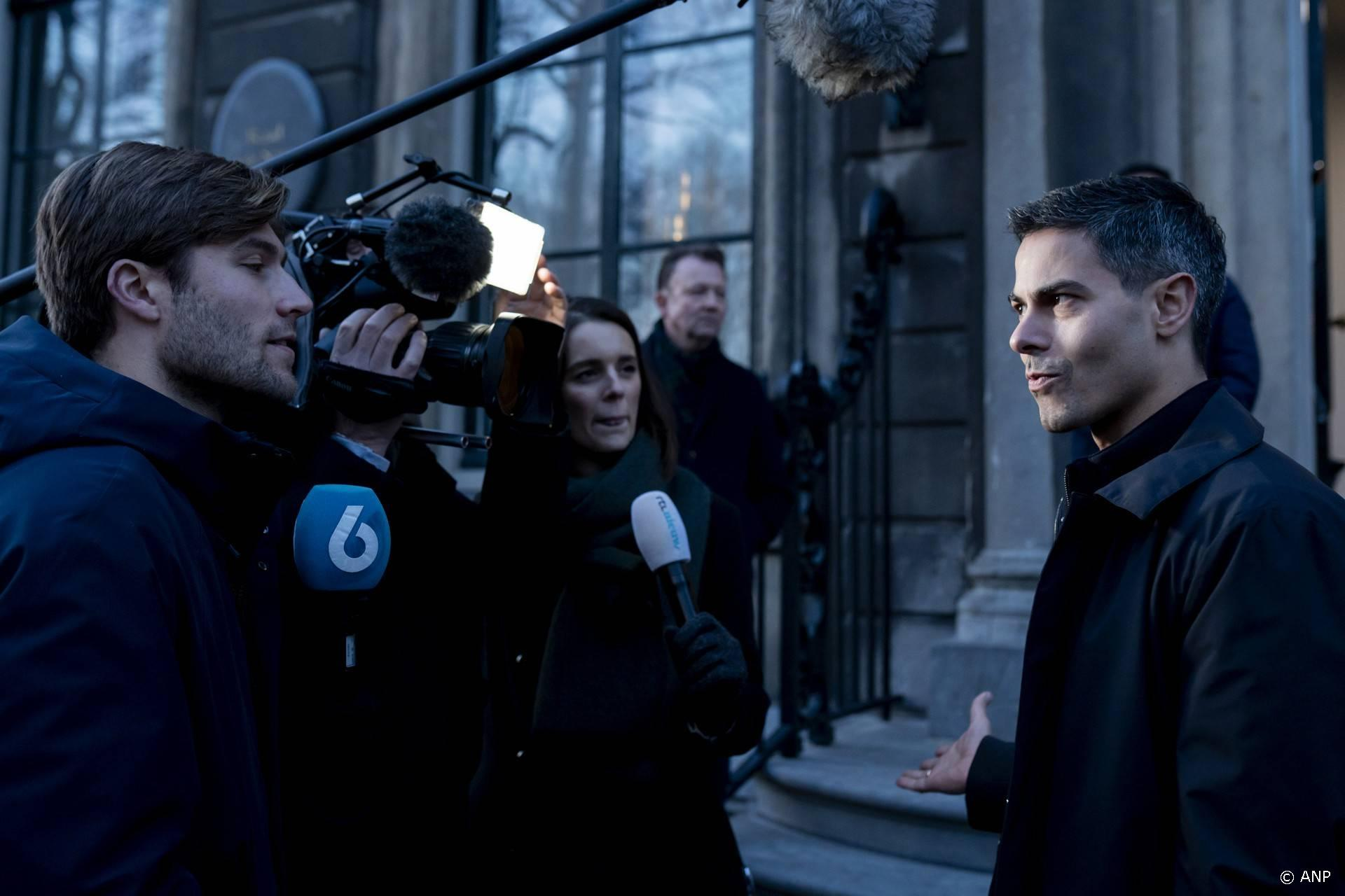 Boeren sturen een deurwaarder: zes partijen verlaten stikstof-debat