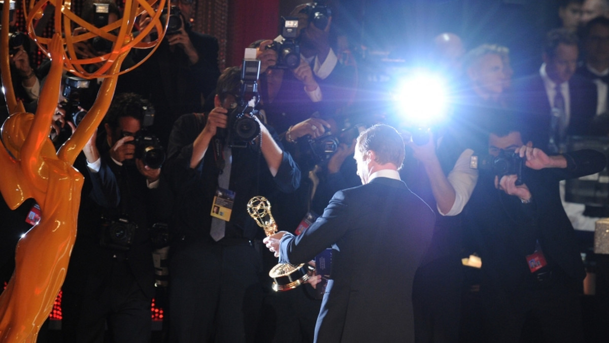 W niedzielę 23 września odbyła się uroczysta gala wręczenia nagród Emmy. Większość statuetek w kategoriach dramatycznych otrzymał "Homeland". Wśród komedii triumfowała "Współczesna rodzina", natomiast za najlepszy film lub mini-serial uznano "Zmianę w grze" z Julianne Moore w roli głównej. Każdy z tych tytułów otrzymał po cztery statuetki. Nie obyło się także bez kontrowersji. Aktor Tracy Morgan w pewnej chwili położył się na podłodze. Stojący obok Jimmy Kimmel zasugerował widzom, by napisali na portalach społecznościowych, że Morgan stracił przytomność, co miało być żartobliwym chwytem, mającym na celu zwiększenie oglądalności gali. Na uroczystości pojawiła się także Kathy Bates, która kilka tygodni temu wyznała, że walczy z rakiem piersi.