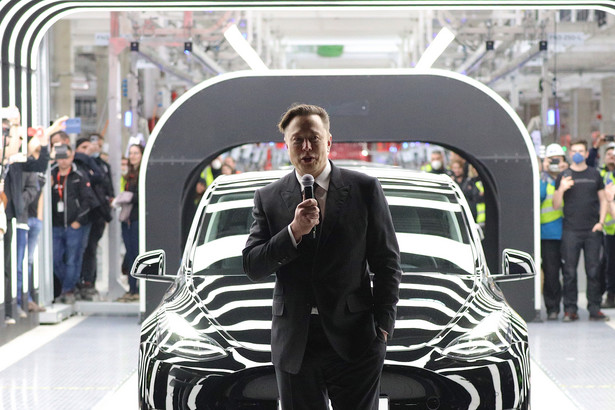 Elon Musk, przemawia podczas dnia otwarcia „Gigafactory” Tesli w Gruenheide pod Berlinem