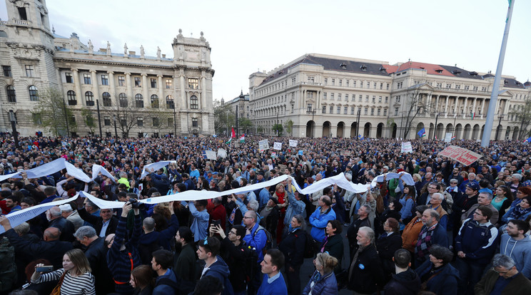Tömeg a Kossuth téren a Lex CEU elleni tüntetésen /Fotó: Fuszek Gábor
