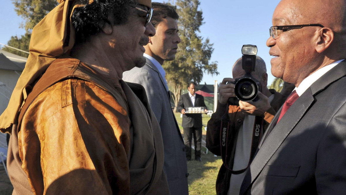 Urząd prezydenta RPA poinformował dzisiaj, że Jacob Zuma przybędzie w poniedziałek do Trypolisu, jako przedstawiciel misji Unii Afrykańskiej (UA) ds. rozwiązania konfliktu w Libii, na rozmowy z pułkownikiem Muammarem Kaddafim.