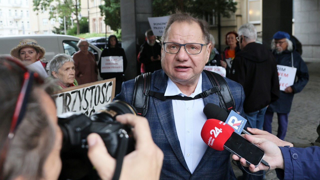 Incydent na placu Zamkowym po uroczystości z Karolem Nawrockim. Rozległy się gwizdy