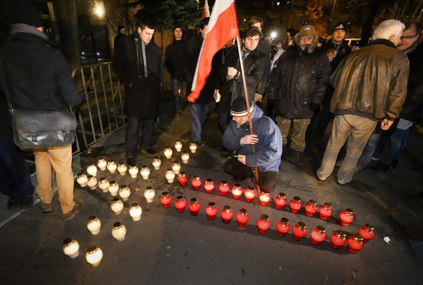 Krzyż spod domu Jaruzelskiego pod domem Kiszczaka