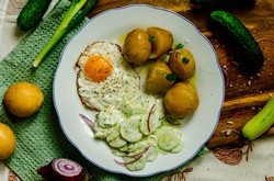 Mizeria po szwedzku. Ten jeden składnik podkręca jej smak