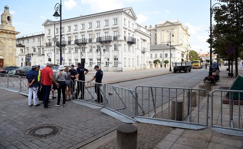 Barierki i policja przy kościele Wizytek w Warszawie