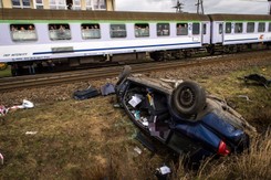 Tragiczna Wielka Sobota. Ojciec z córką zginęli na przejeździe kolejowym. Szlabany były podniesione? [ZDJĘCIA]