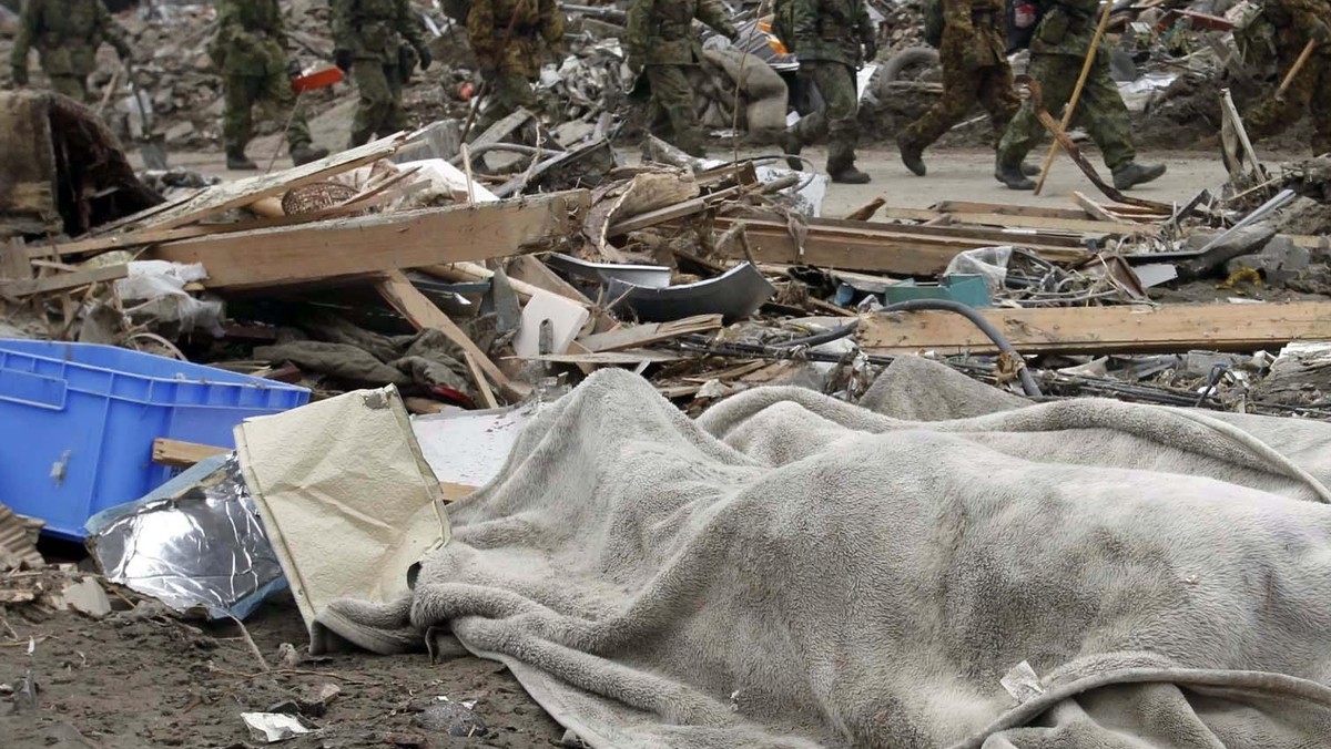 Dwa tysiące ciał wyrzuciło morze na północno-wschodnim brzegu Japonii w prowincji Miyagi. Makabryczne żniwo tsunami po trzęsieniu ziemi, jakie nawiedziło ten kraj powoduje, że dotychczasowa liczba ofiar - 10 tys. może być znacznie niedoszacowana. - To sceny z piekła rodem - mówił Patrick Fuller z Międzynarodowej Federacji Czerwonego Krzyża - czytamy w serwisie dailymail.co.uk.