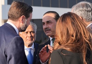 Potpredsednik SAD Džej DI Vens sa načelnikom odbrambenih snaga Pakistana i načelnikom štaba vojske, feldmaršalom Asimom Munirom, desno, i zamenikom premijera i ministrom spoljnih poslova Pakistana Mohamedom Išakom Darom