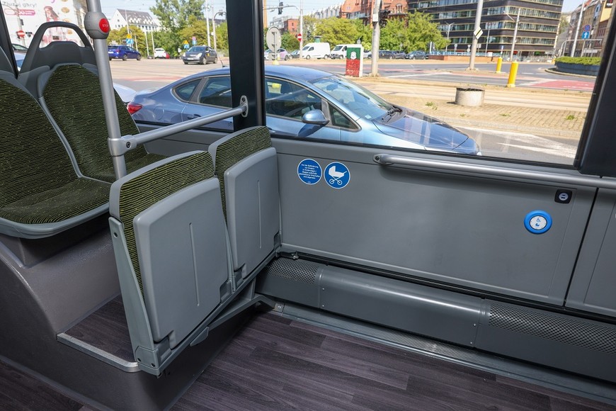 Autobus jest dostosowany do przewozu wózków