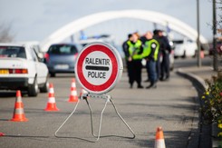 Auto wyładowane butlami z gazem w centrum Paryża. Główna podejrzana zadeklarowała wierność IS