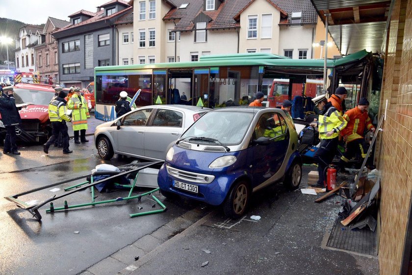 Wypadek szkolnego autobusu. Wiele rannych dzieci