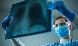 Co się dzieje z płucami podczas COVID-19? Pulmonolog: chorzy mogą stać się inwalidami