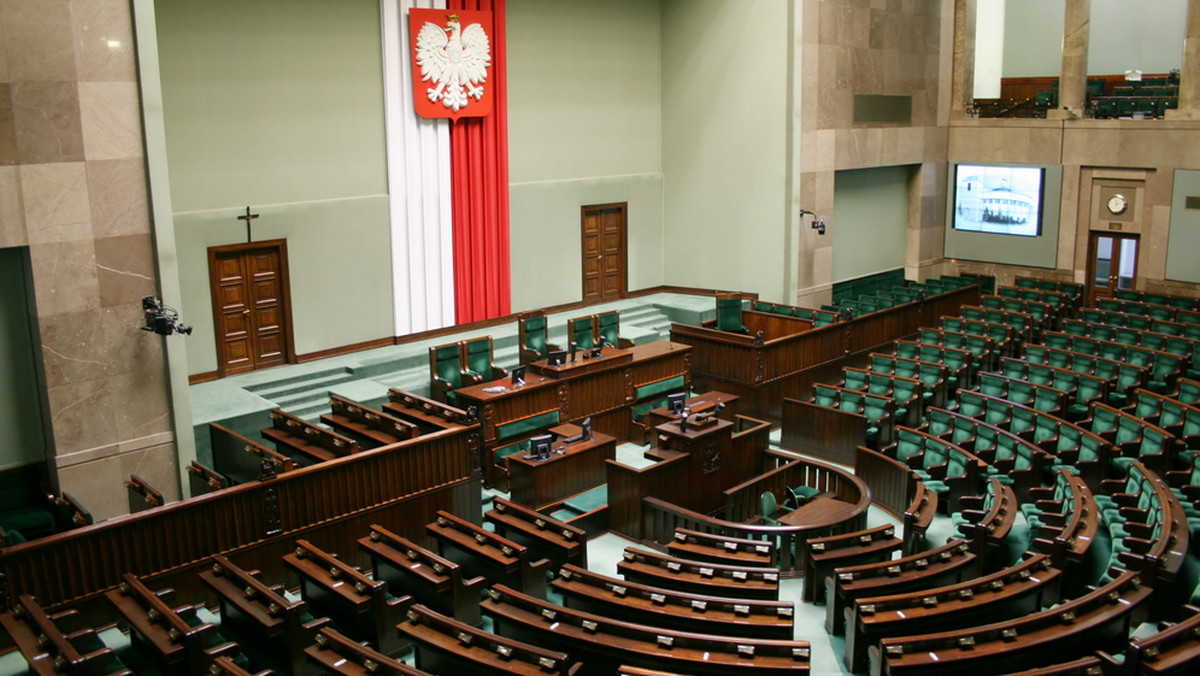 Jutro zaczyna się 11. posiedzenie Sejmu, które potrwa do czwartku. W tym tygodniu posłowie zajmą się m.in. projektami zmiany konstytucji i cofnięcia reformy postępowania karnego oraz programem Rodzina 500+. Prezentujemy analizę serwisu MamPrawoWiedziec.pl.