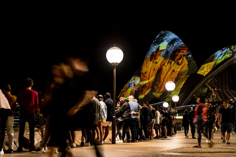 Australijczycy dziękują strażakom za pomocą iluminacji na budynku Opery (Brook Mitchell / Getty Images).