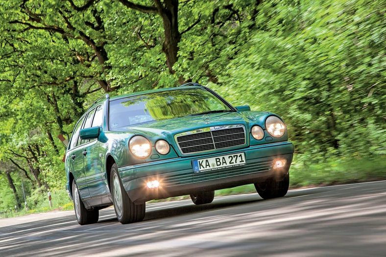 Czterooki Mercedes W210 jest uważany za jaskinię rdzy. Na szczęście zdarzają się jeszcze wyjątkowe okazy. W modelu T z zielonym metalicznym lakierem oraz 8-cylindrowym, 279-konnym benzyniakiem pod maską na chwilę zapomina się o kłopotach tego typu.