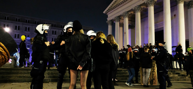 Awantura wokół aborcji osłabiła PiS, ale wyborcy nie mają dokąd uciec [OPINIA]