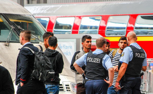 Niemiecka policja rozmawia z migrantami w Monachium
