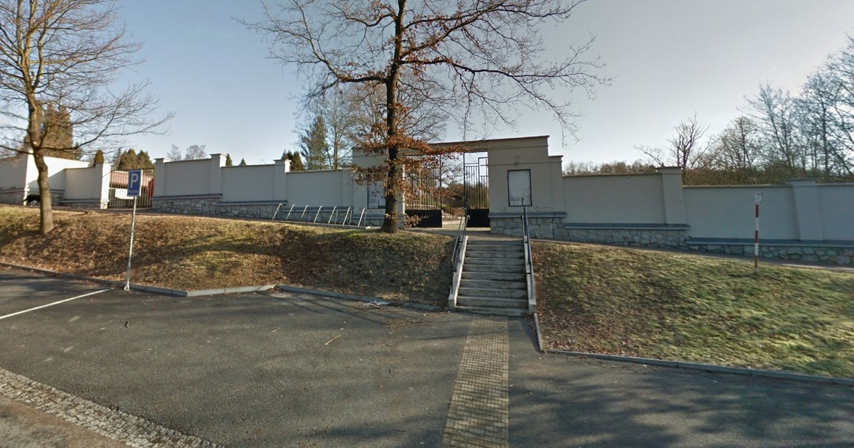 Senior na grobie bliskich zobaczył odsuniętą płytę. To, co zastał w środku, aż go zmroziło