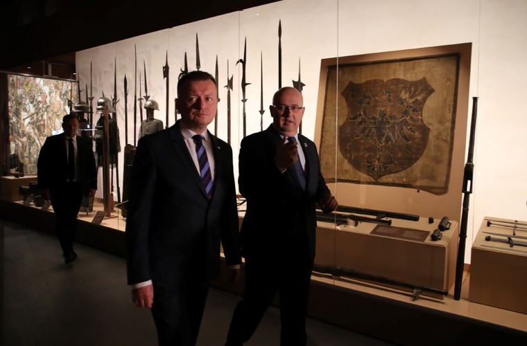 Minister obrony narodowej Mariusz Błaszczak (2L) oraz dyrektor MWP Paweł Żurkowski