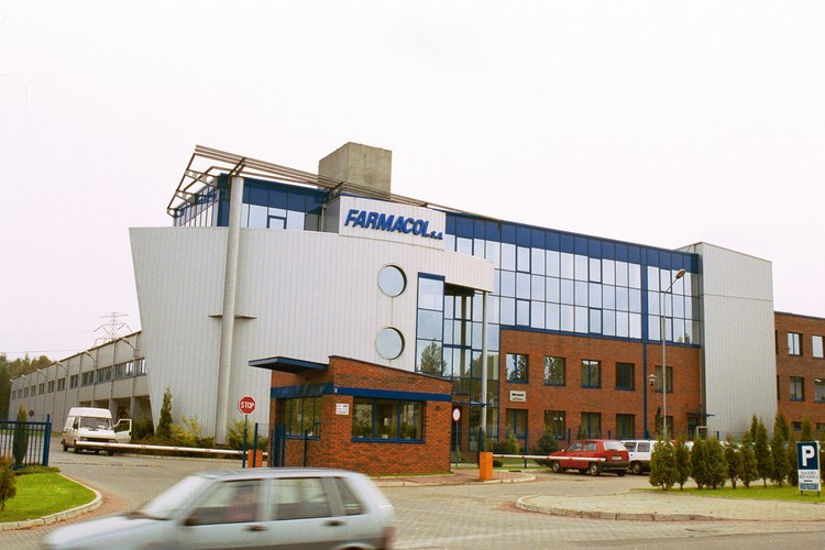 <b>10. Zyta Olszewska - jej majątek szacuje się na 422 mln zł</b>
<br>
<br>
Jest wiceprezesem rady nadzorczej Farmacolu, największego dystrybutora leków w kraju. Produkty farmaceutyczne pochodzące z jej hurtowni trafiają do kilku tysięcy aptek i kilkuset szpitali. Do Zyty Olszewskiej należy 30-proc. pakiet akcji firmy. Razem z mężem Andrzejem mają pakiet kontrolny akcji Farmacolu, wycenianego na 1,2 mld zł. W 2012 r. firma miała 4,8 mld zł przychodów.
<br>
<br>
 Małżeństwo połączył sport. On trenował piłkarską kadrę juniorów, a ona odnosiła sukcesy w lekkoatletyce. Po studiach wzięli ślub i zainteresowali się biznesem. Olszewska z wykształcenia jest farmaceutką, dlatego w 1990 r. małżonkowie zainwestowali w aptekę. Potem dołączali kolejne, kupili też kilka hurtowni, w efekcie stworzyli ogólnopolską sieć dystrybucyjną. Następnie wprowadzili firmę na giełdę. 
<br>
<br>
Zebrany kapitał zainwestowali m.in. w luksusowe nieruchomości. Olszewska i jej mąż mają po 50 proc. udziałów w pięciogwiazdkowym hotelu Belweder w Ustroniu. Dla gości przygotowano 97 pokoi, gabinety spa, strefy saun, jacuzzi, masaże orientalne i zabiegi kosmetyczne.