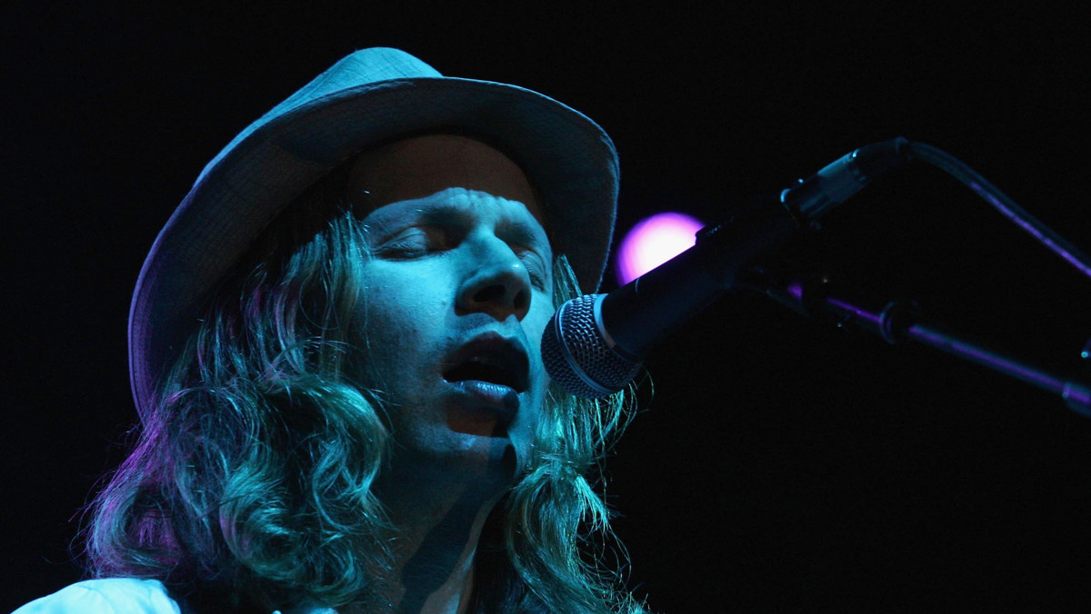 Beck przygotował własną interpretację utworu "Sound and Vision" Davida Bowiego.