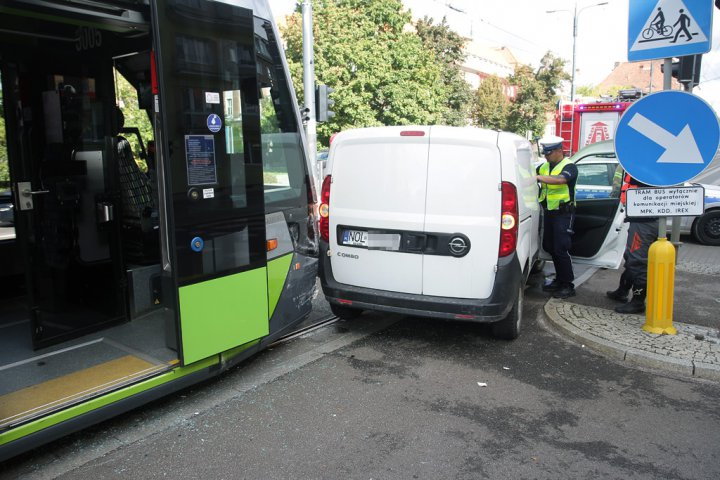 Kolizja w centrum Olsztyna. 64-letni kierowca opla zderzył się z tramwajem [ZDJĘCIA]