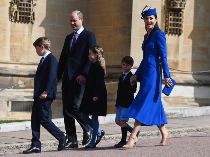 Książę William i księżna Catherine z dziećmi w drodze na uroczystości Wielkanocn w Windsorze