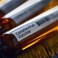 Koronavírus: az eddig bizonytalan oxfordi vakcina engedélyezését sürgetik